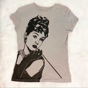 💕Breakfast at Tiffany’s Graphic T-shirt Sz Med Gray